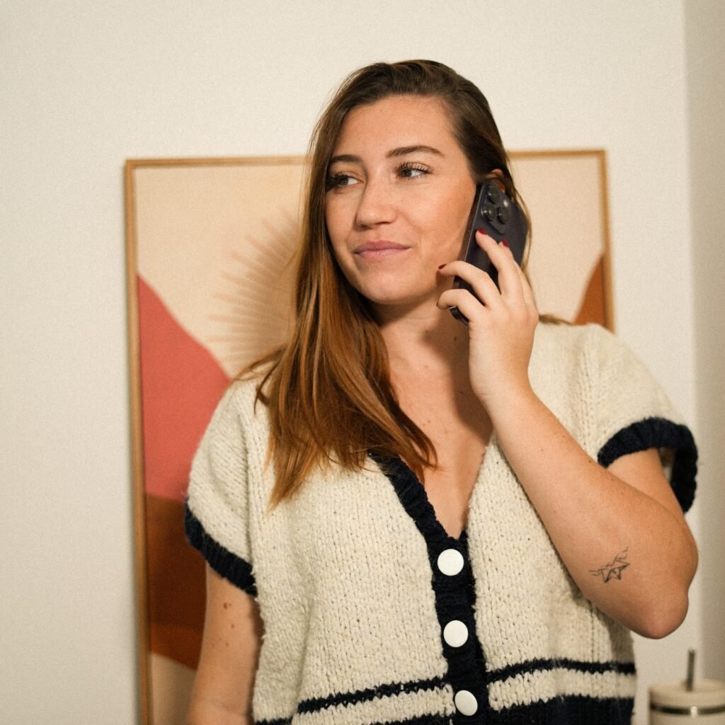 Alix téléphone debout